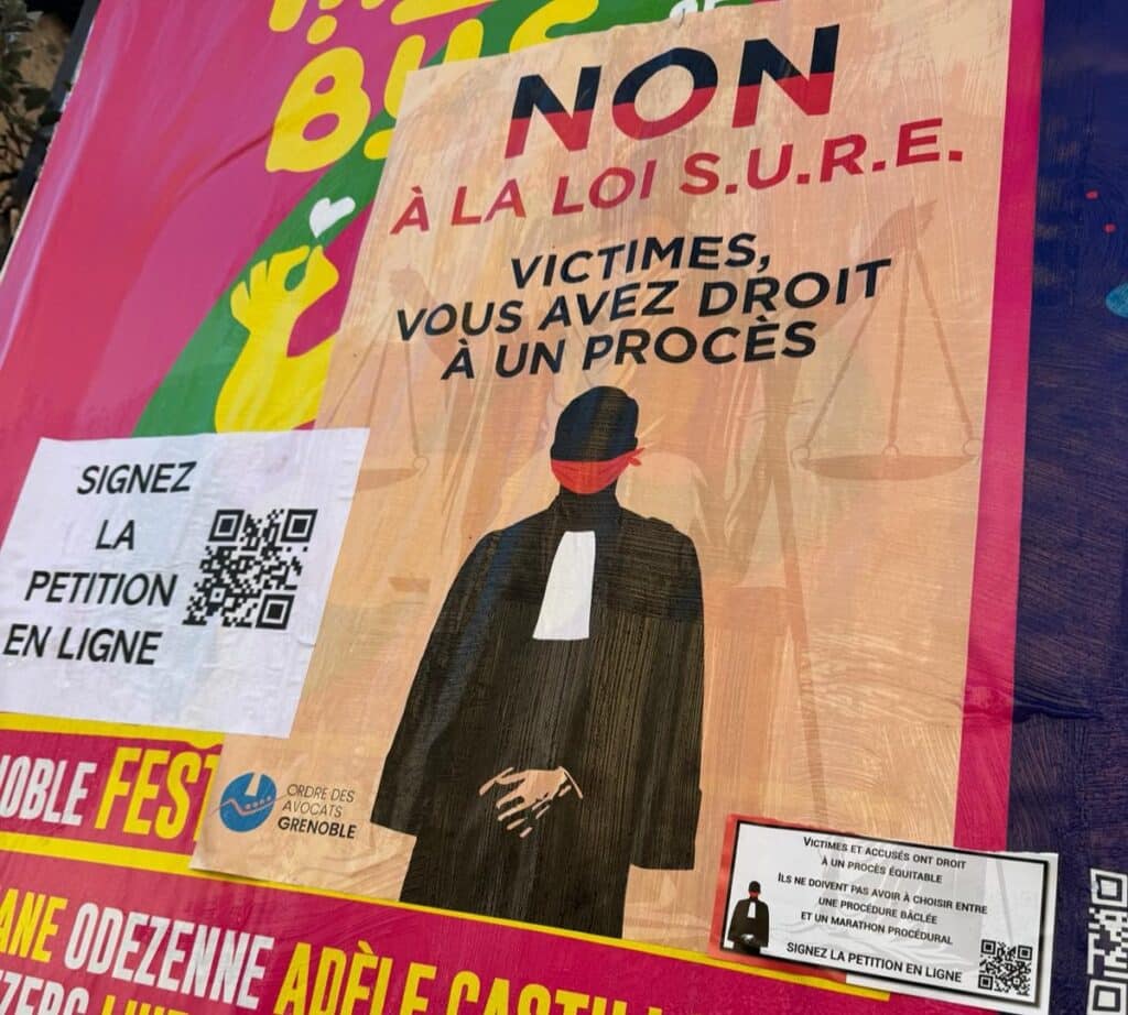 Loi S.U.R.E : Protestation pour le droit à un procès Poster NON À LA LOI S.U.R.E. avec avocat aux yeux bandés et QR code de pétition de l'Ordre des Avocats de Grenoble.